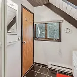 Poconos Chalet Newly Renovated, Great Location Home