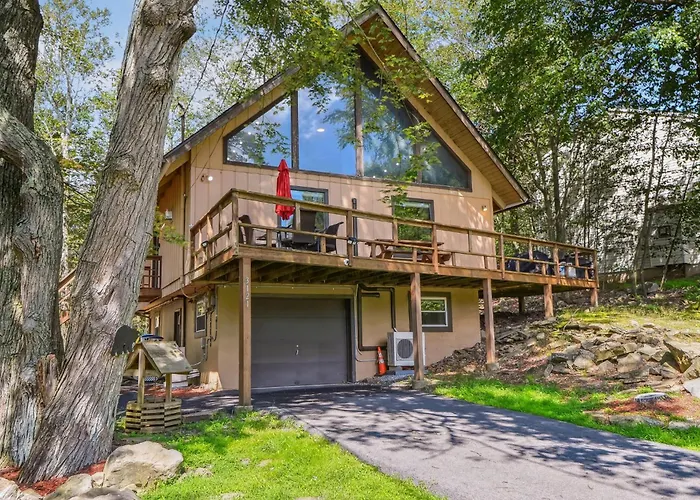 Poconos Chalet Newly Renovated, Great Location Home