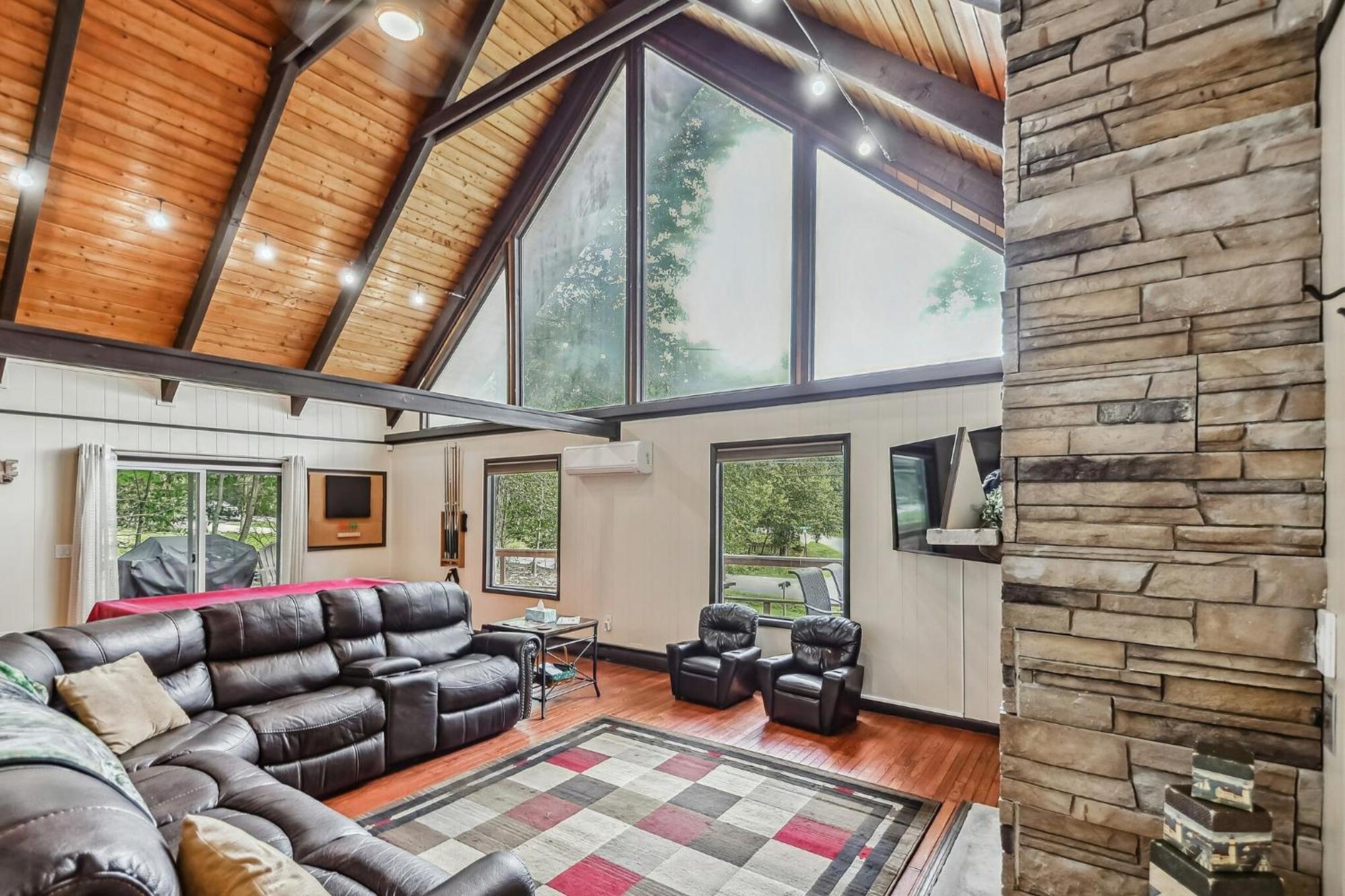 Poconos Newly Renovated, Great Location Tobyhanna