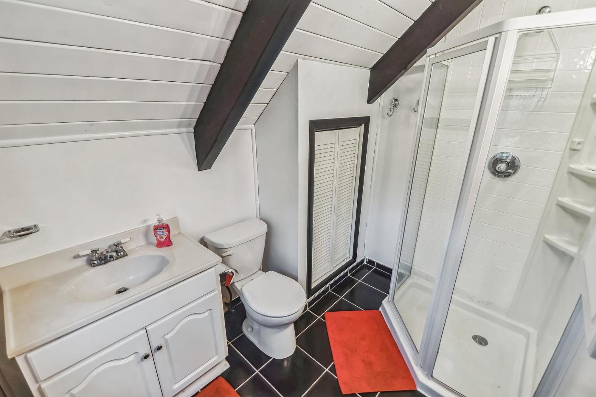 Poconos Newly Renovated, Great Location *