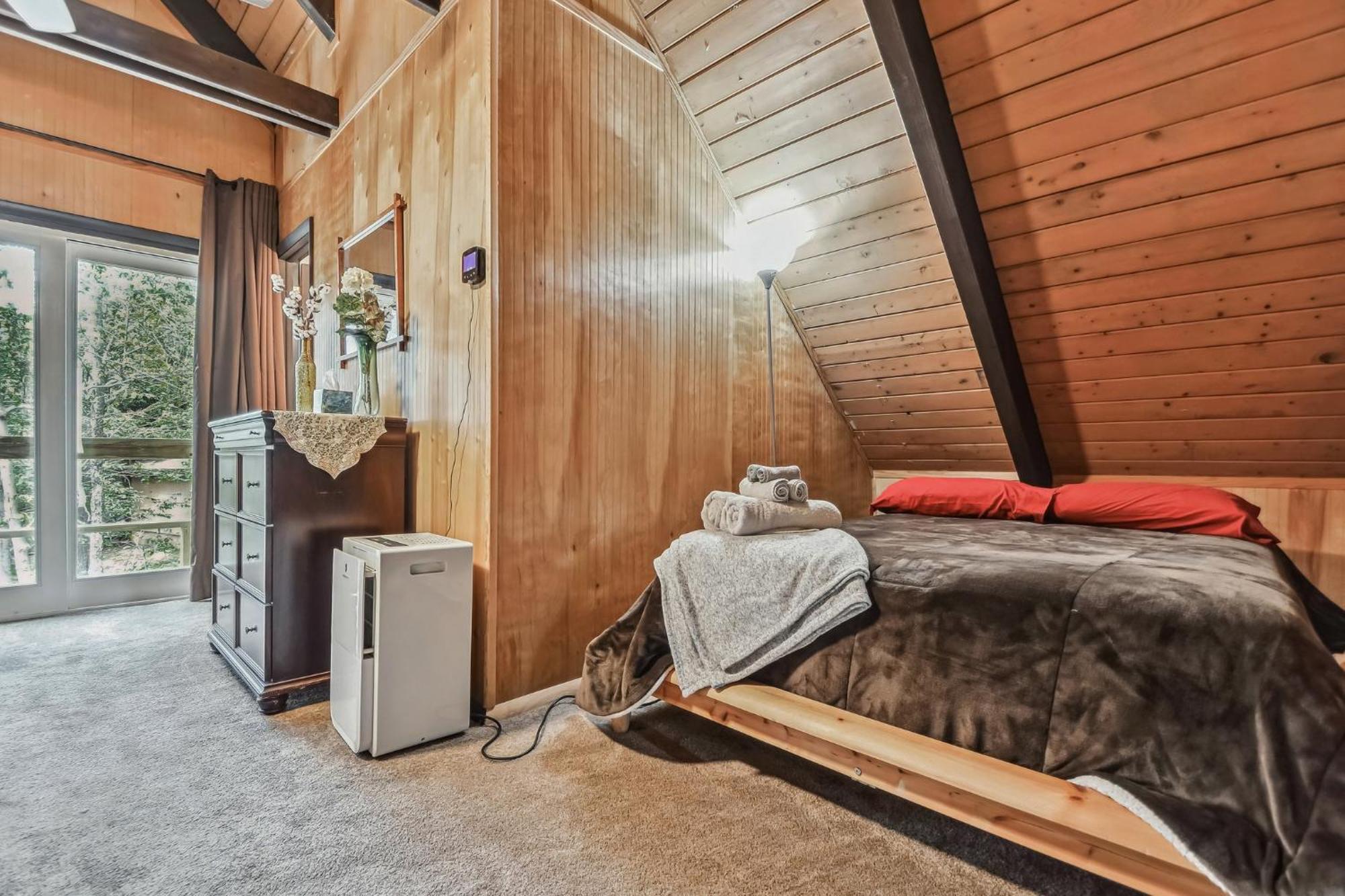 Poconos Newly Renovated, Great Location Holiday home Tobyhanna
