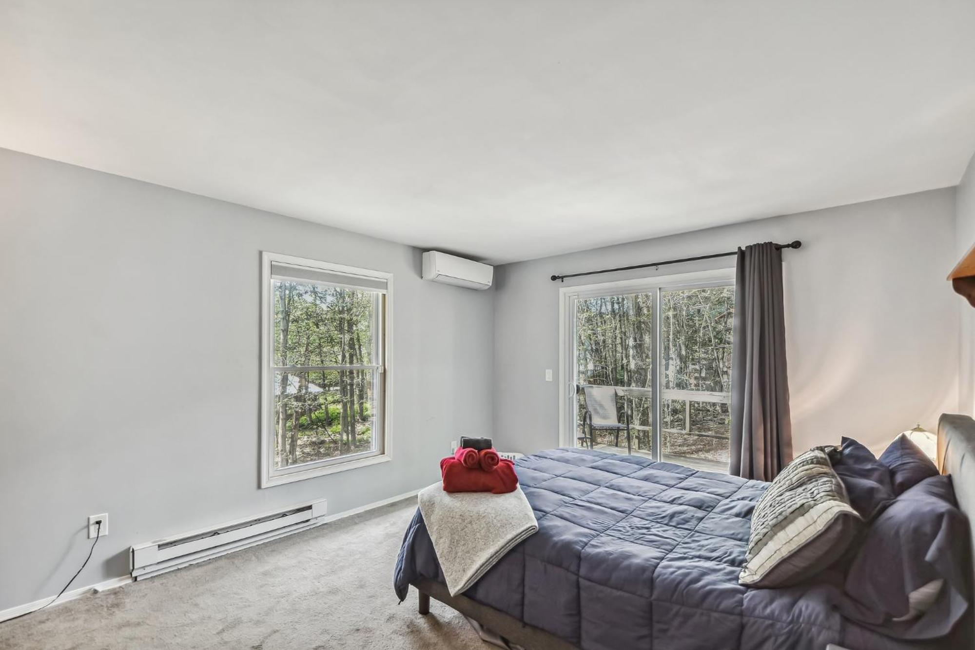 Poconos Newly Renovated, Great Location Holiday home
