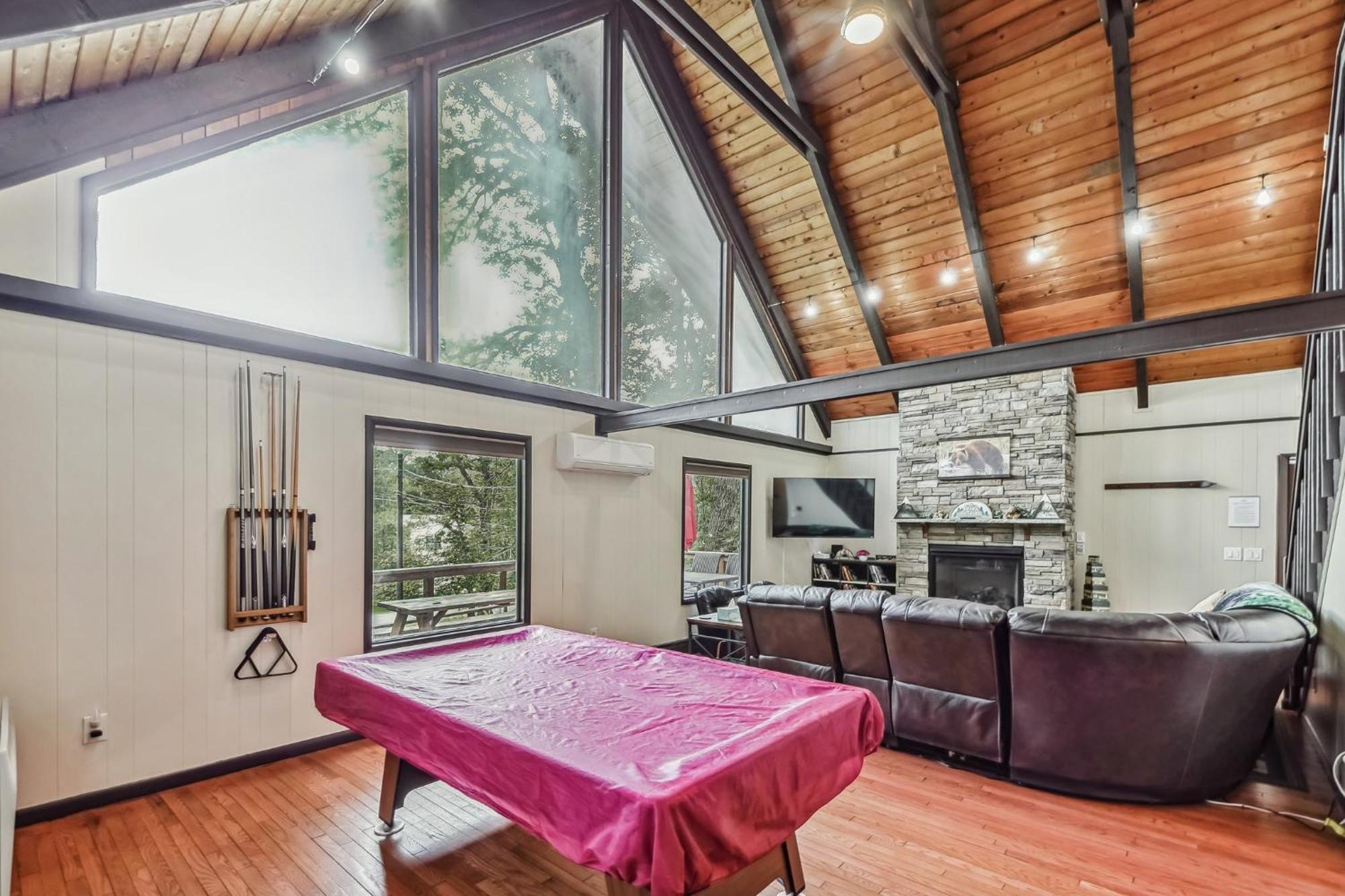 Poconos Newly Renovated, Great Location Holiday home