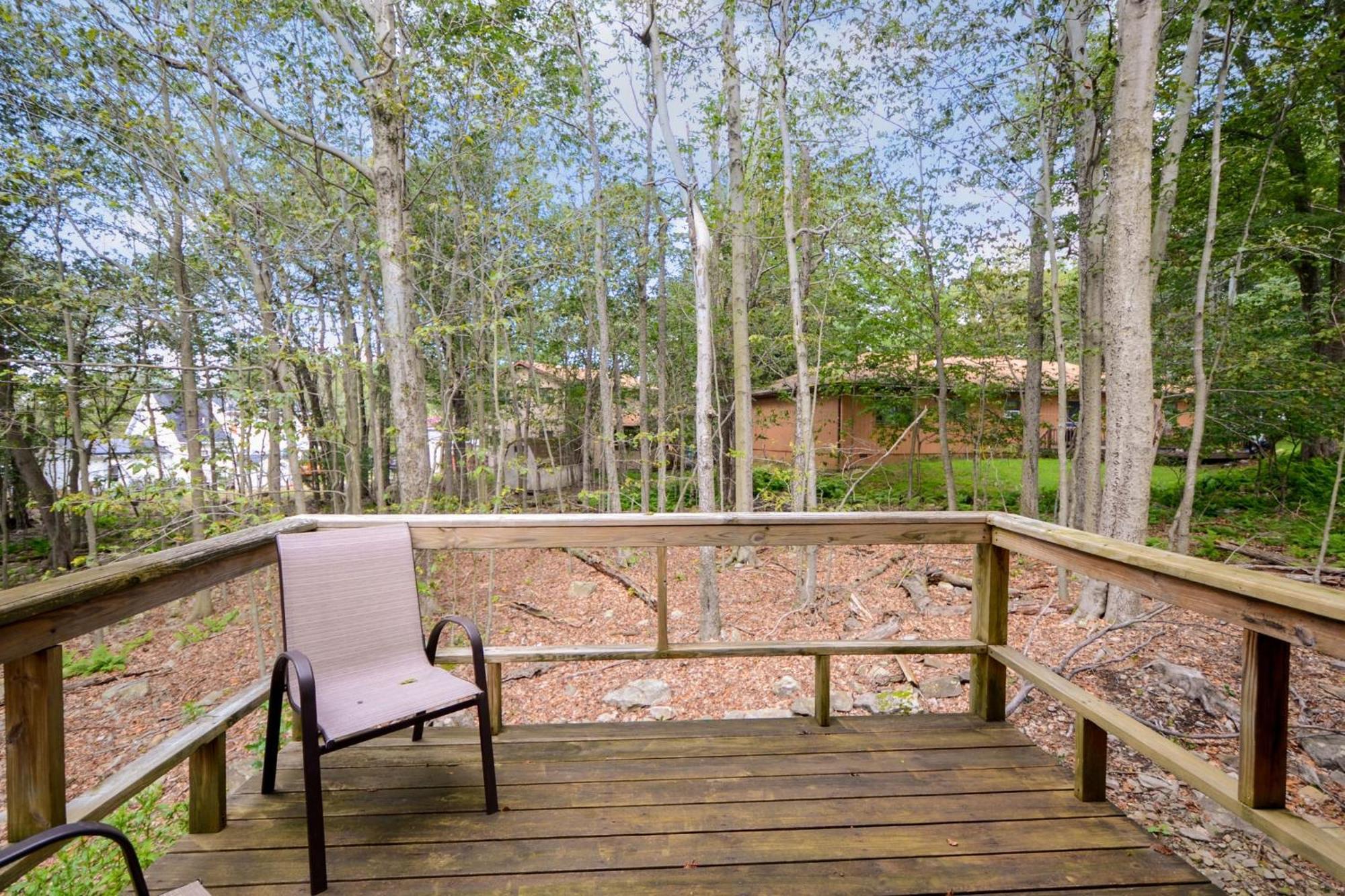 Poconos Newly Renovated, Great Location Holiday home