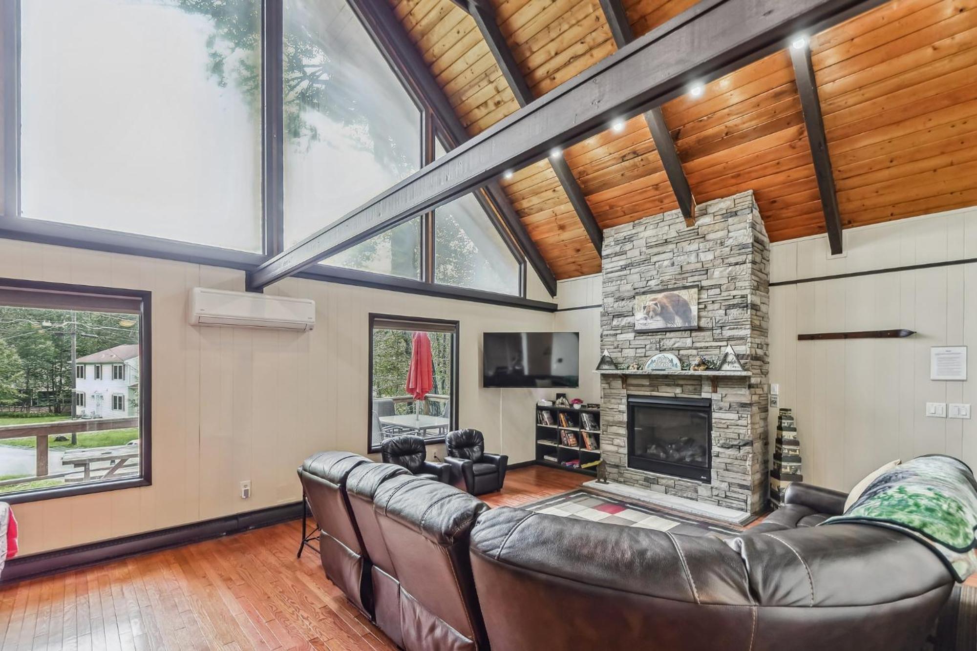 Poconos Newly Renovated, Great Location Holiday home *