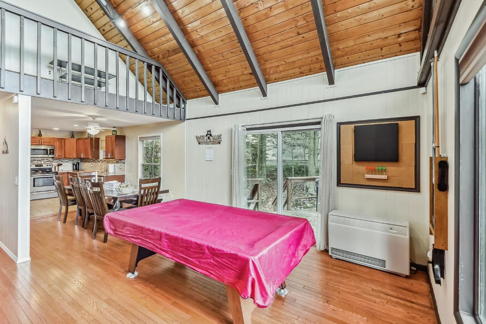 Poconos Newly Renovated, Great Location Holiday home