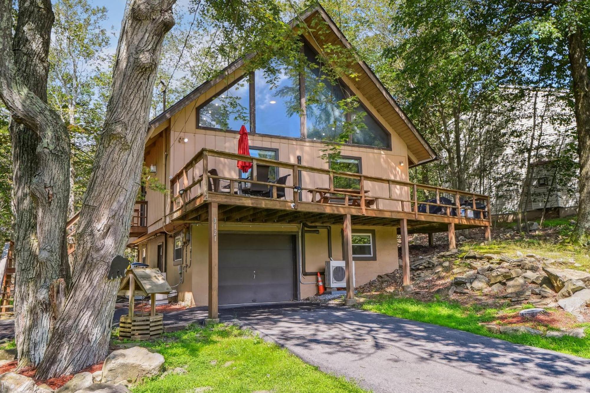 Poconos Newly Renovated, Great Location Tobyhanna