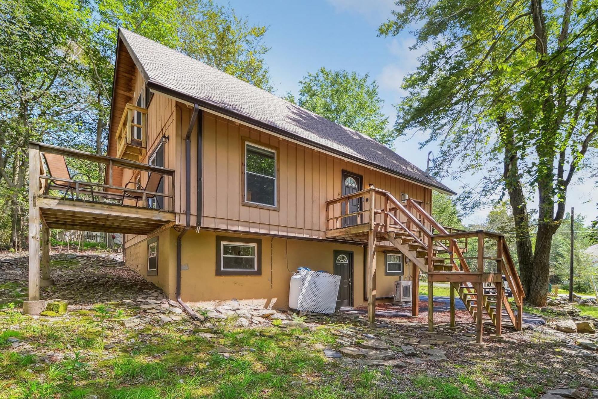 Poconos Newly Renovated, Great Location Holiday home *